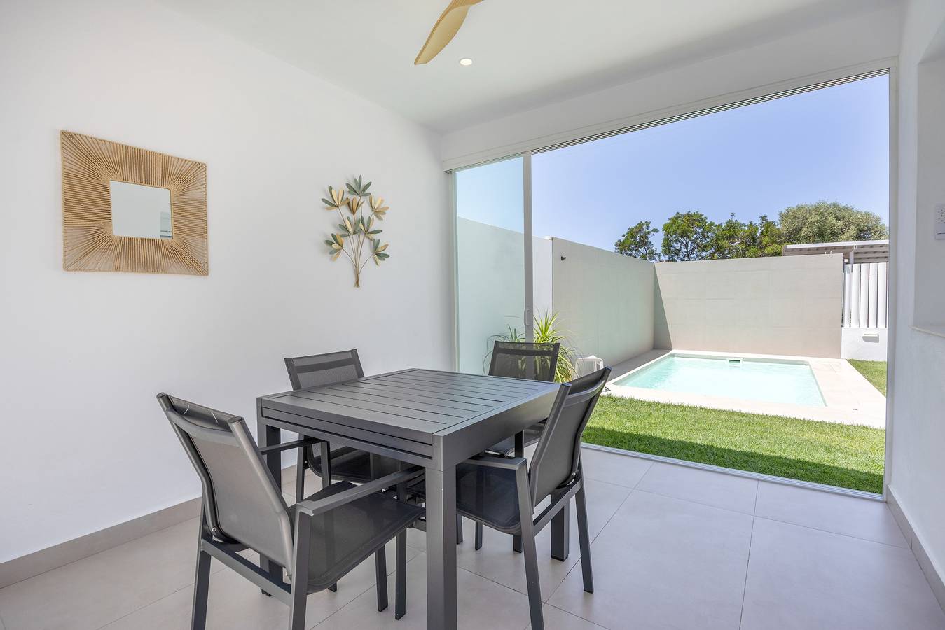 Casita Meraki 3 avec piscine intérieure chauffée, jardin, terrasse et Wi-Fi in Playa La Barrosa, Chiclana de la Frontera