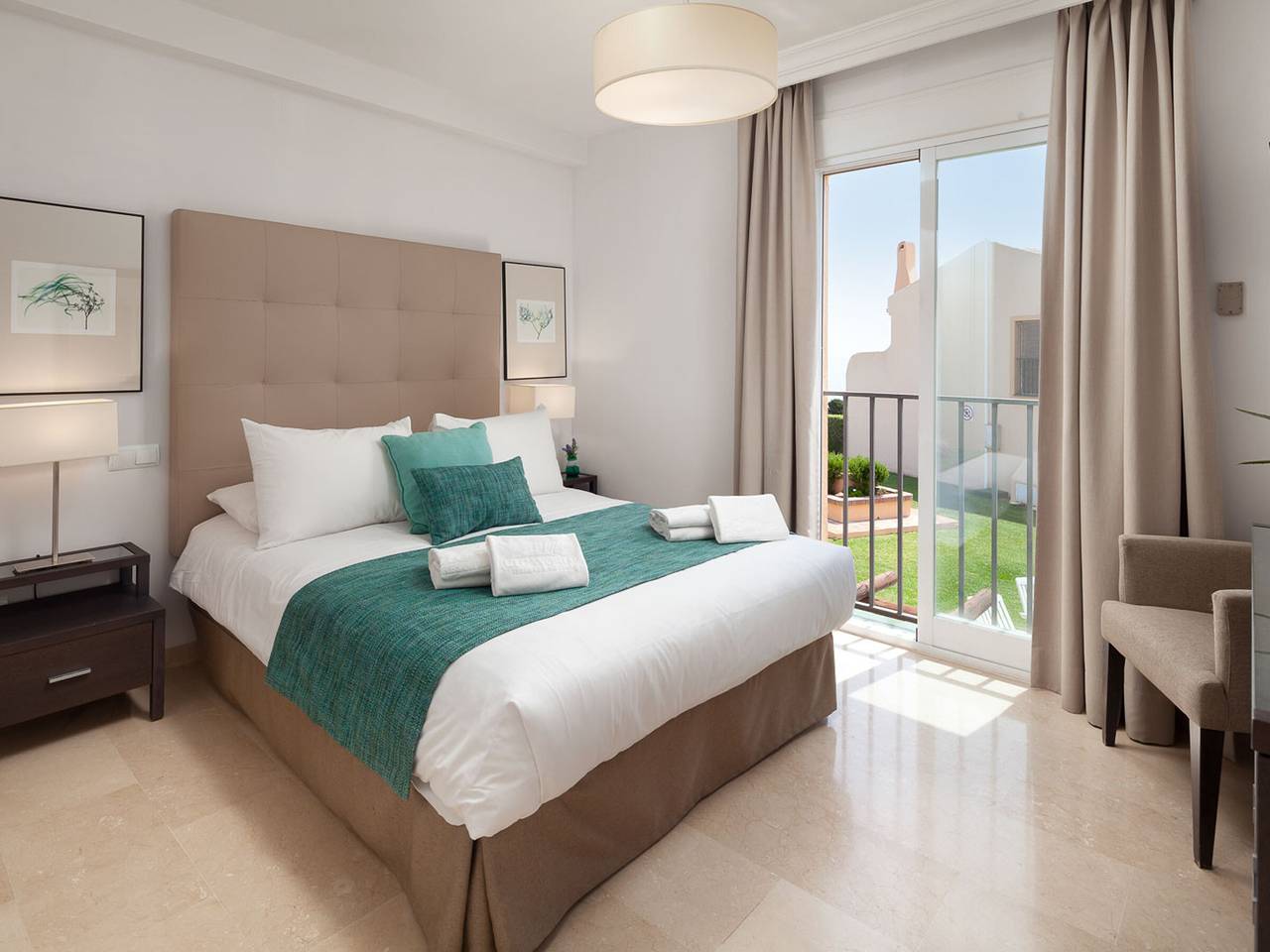 Entire apartment, Modern apartment in Mijas Costa with shared pool, air conditioning and parking in Mijas Costa, Mijas