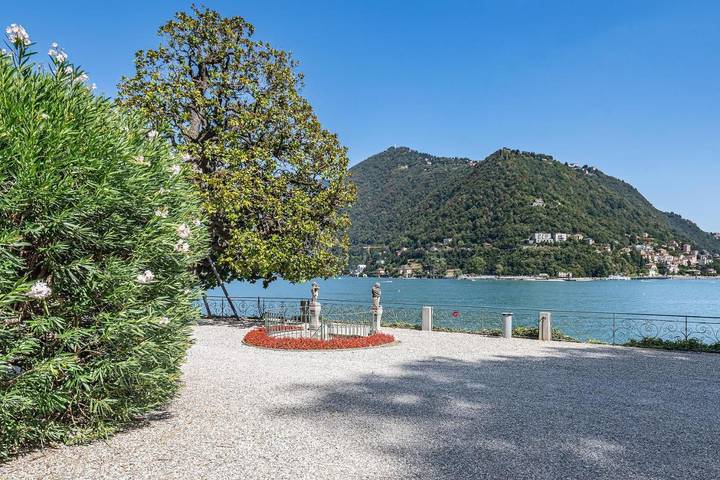 Villa für 6 Personen, mit Balkon und Terrasse sowie Seeblick und Ausblick