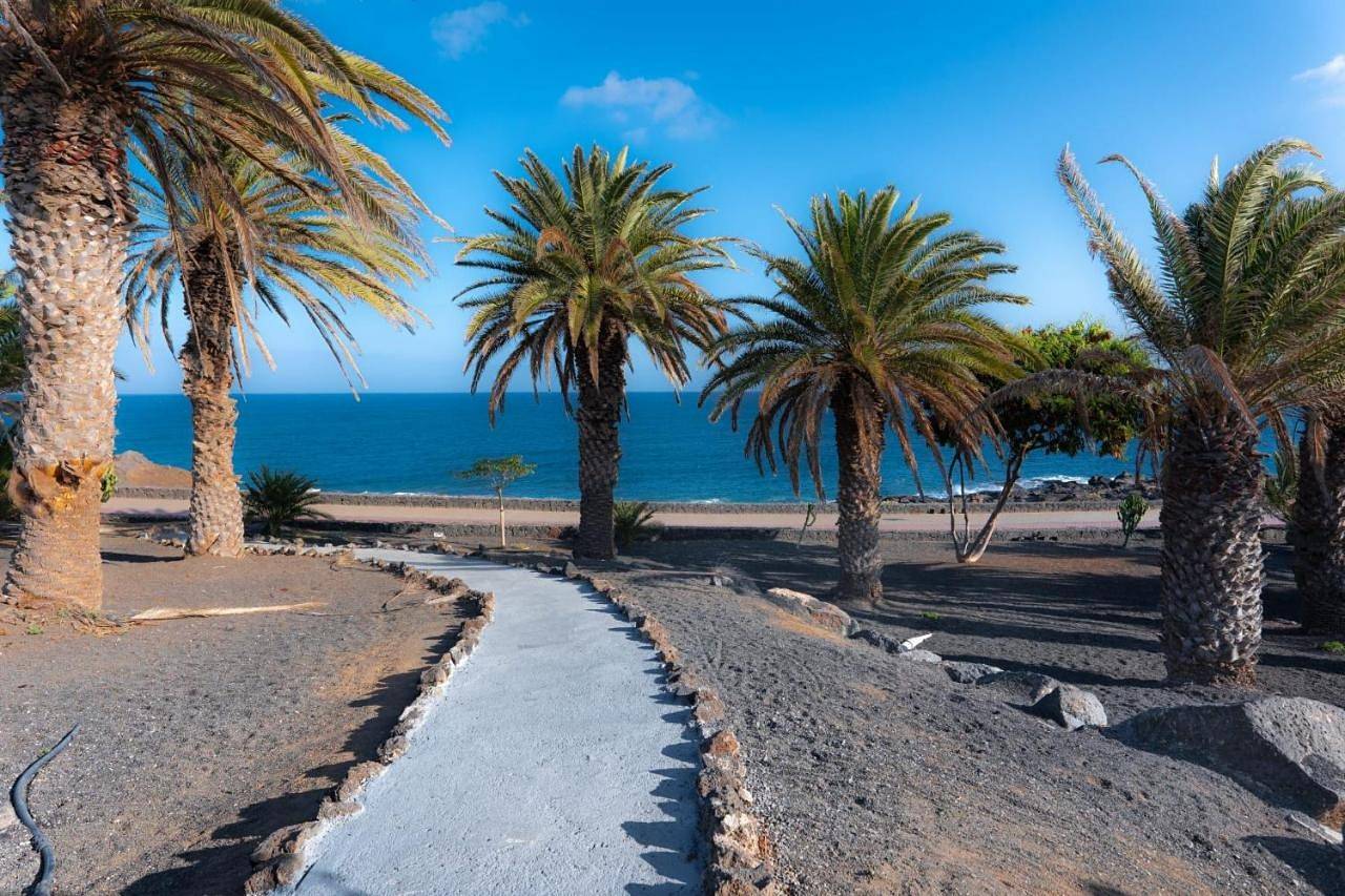 Comfortable houses Playa Roca beachfront access in Costa Teguise, Teguise