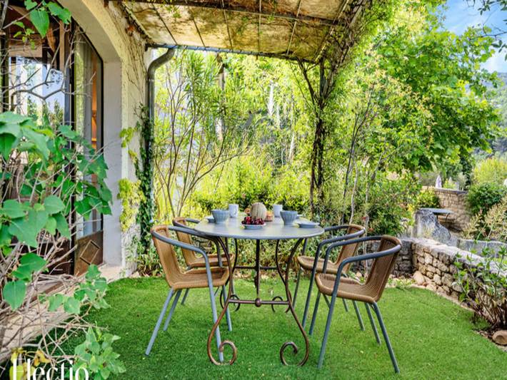 Gîte pour 4 personnes, avec terrasse ainsi que jardin et piscine, animaux acceptés à Oppède - 4