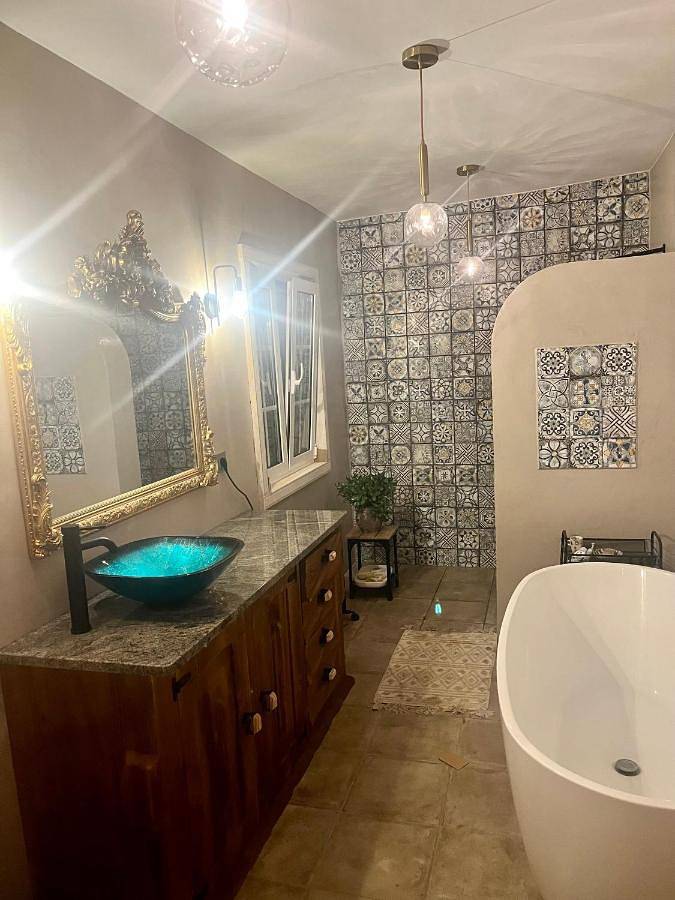 Location de vacances pour 2 personnes, avec vue ainsi que terrasse et jardin dans Alvares