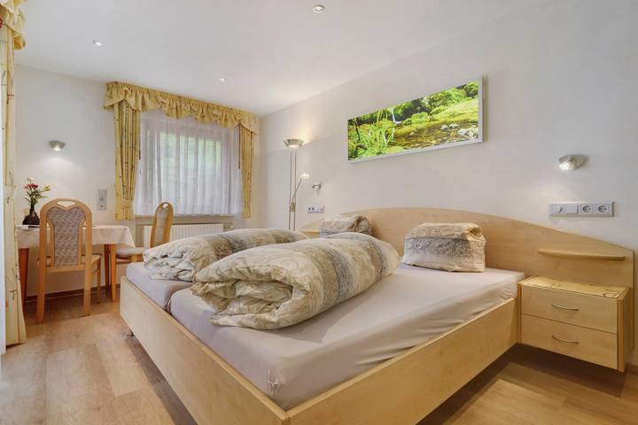 Gästehaus Gerda: Doppelzimmer 1' mit Bergblick, privatem Balkon und Wi-Fi in Bad Peterstal-Griesbach, Mittlerer Schwarzwald