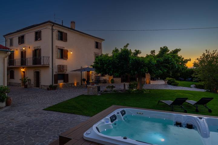 Villa per 8 persone, con giardino e idromassaggio in Abruzzo