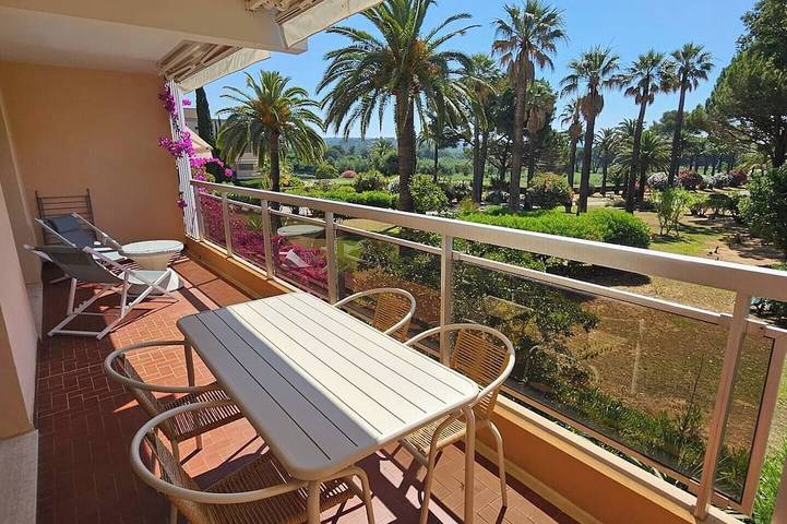 Gîte pour 4 personnes, avec balcon ainsi que jardin et piscine dans Plage Pardigon Beach Cavalaire Sur Mer