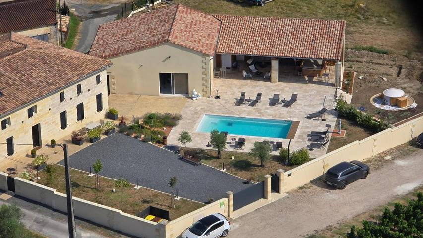 Gîte pour 2 personnes, avec Jacuzzi et Terrasse ainsi que Jardin et Piscine à Lussac - 2