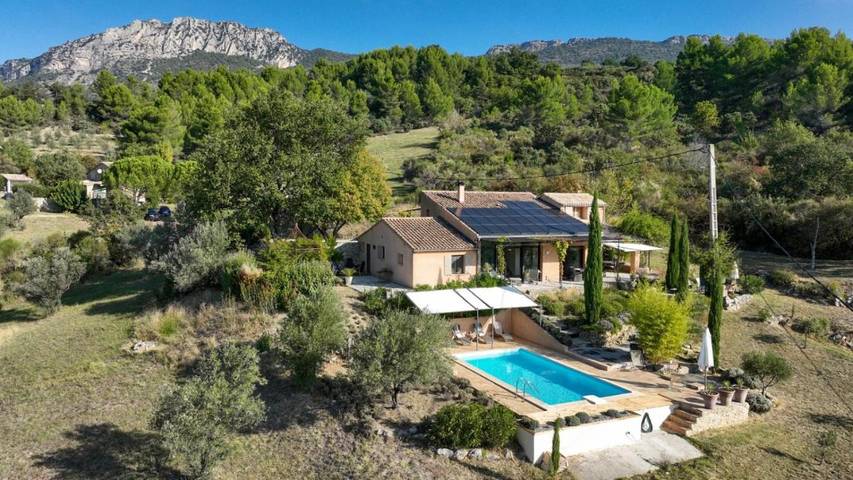 Chambre d’hôte pour 5 personnes, avec vue et jardin ainsi que terrasse et piscine