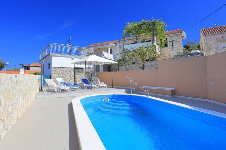 Dom dla 9 osób, z basen i balkon/ taras w Razanj