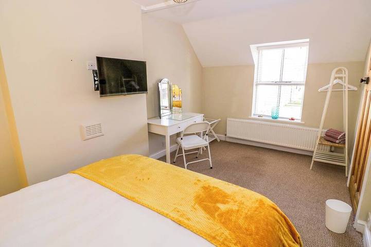 Fern Cottage, pet friendly in Lichfield in Staffordshire