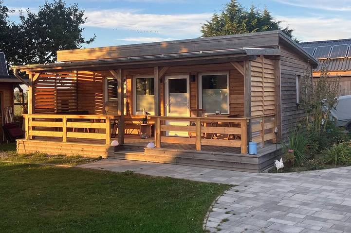 Bungalow für 2 Personen, mit Balkon und Garten sowie Sauna in Sundhagen