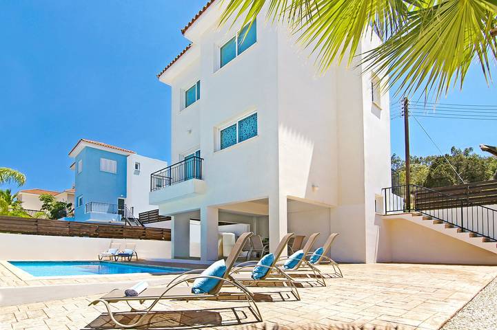 Villa for 4 people, with pool and balcony as well as yard in Protaras
