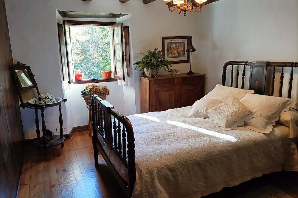 Casa Rural Garata: Casa tradicional con vistas a la montaña, terraza privada y Wi-Fi in Aranaz, Pirineos