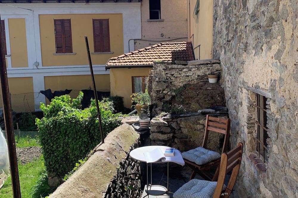 Lake Orta: Beautiful & cozy old village house with large loggia & garden in Artò (Madonna del Sasso), Madonna del Sasso