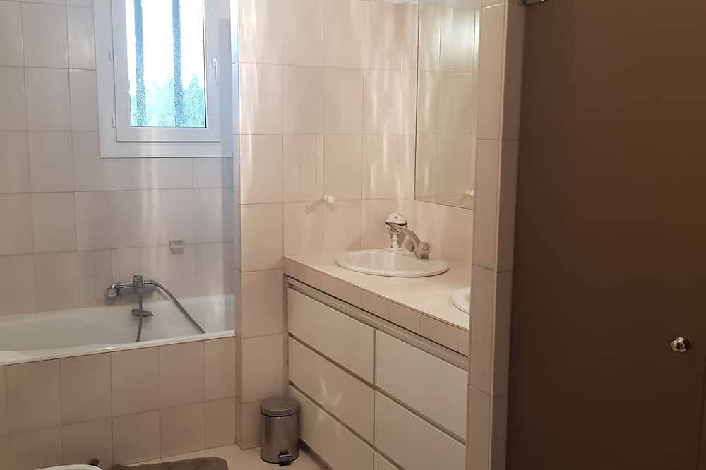 Provencal house with swimming pool, summer kitchen, wooded grounds, not overlooked in Lagnes, Parc naturel régional du Luberon