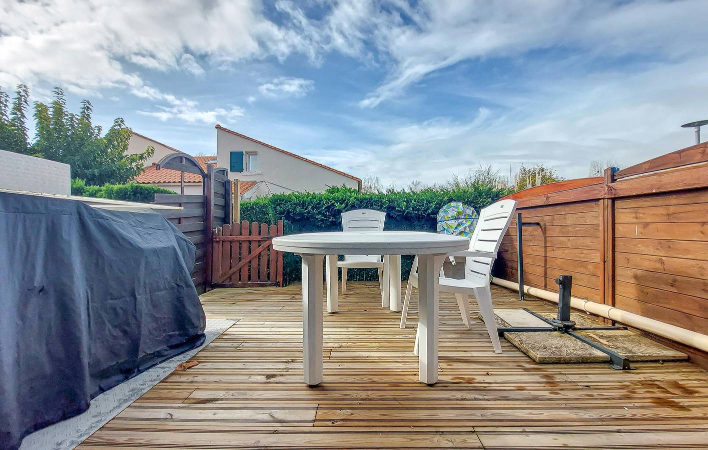 Beachside Apartment with Pool and Garden, 2km from Beach in La Palmyre, Les Mathes