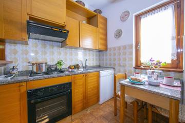 Villa for 10 People in Castelveccana, Western Alps, Photo 4