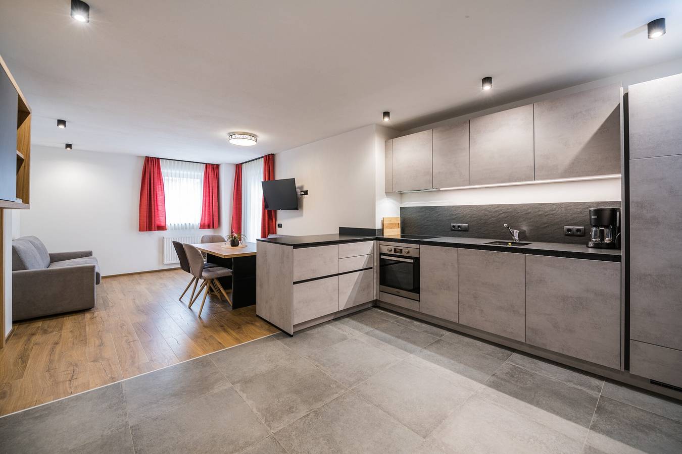 Appartamento intero, Appartamento Kuenz Dolomites 5' con vista sulle montagne, giardino e Wi-Fi in Versciaco, San Candido