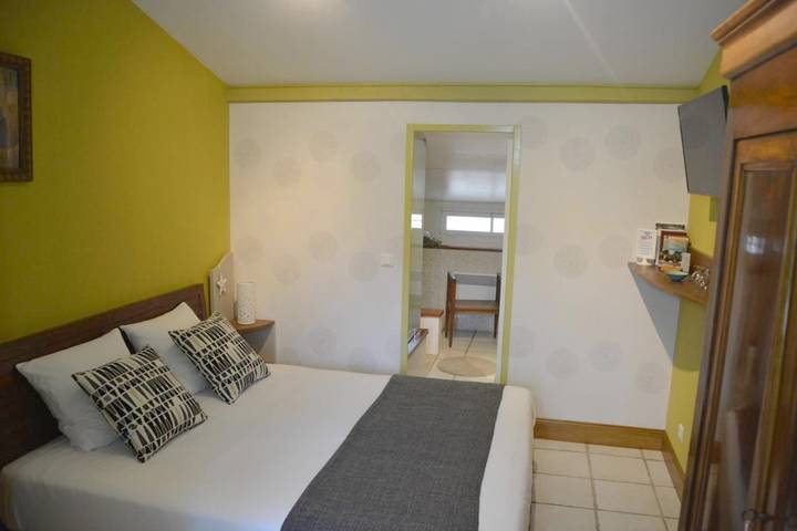 Location de vacances pour 2 personnes, avec piscine et jardin ainsi que vue et terrasse à La Destrousse - 4