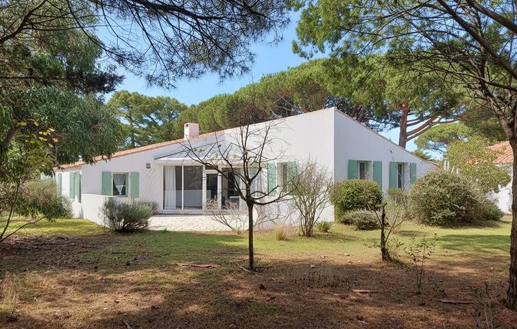 Location de vacances pour 9 personnes, avec piscine ainsi que jardin et terrasse à Les Portes-en-Ré