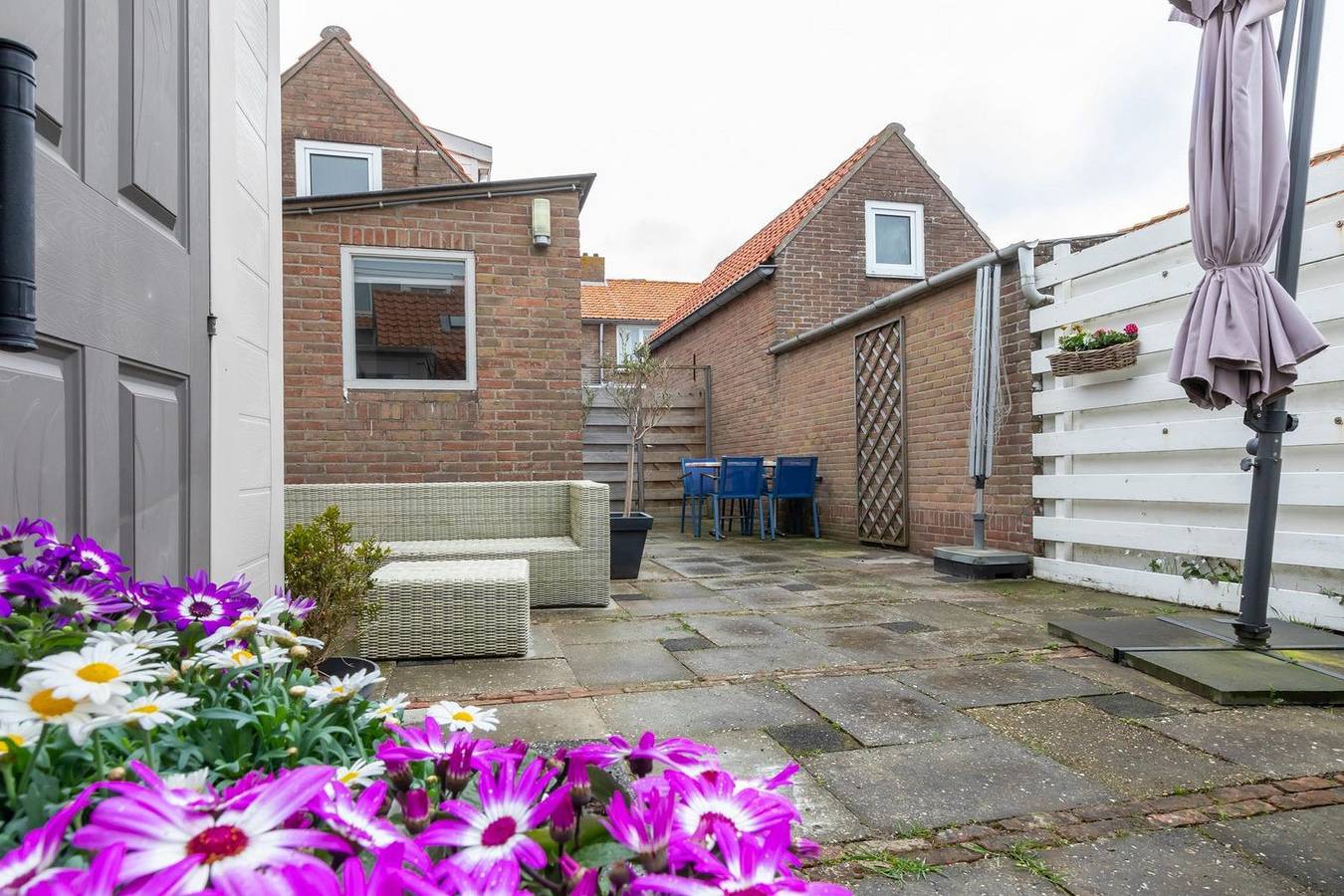 Cozy 2-person holiday home in the heart of Zoutelande, 300 meters from the beach in Zoutelande, Walcheren