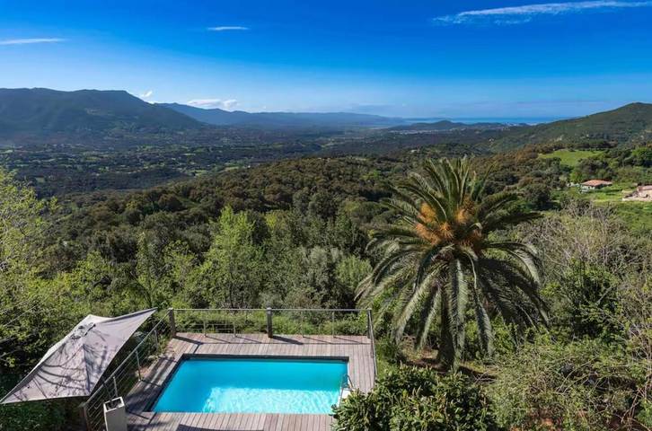 Location de vacances pour 8 personnes, avec Balcon ainsi que Terrasse et Piscine à Sarrola-Carcopino