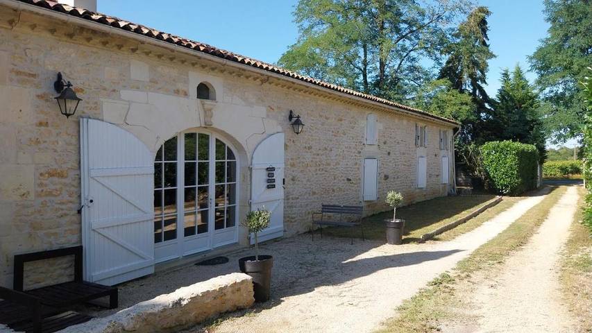 Location de vacances pour 8 personnes, avec Terrasse ainsi que Jardin et Piscine à Burie