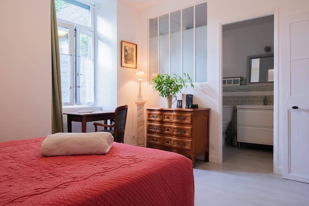 Escale Bleue Private guest room with bathroom & lounge in 1930s boutique in Portrieux, Región de Guingamp