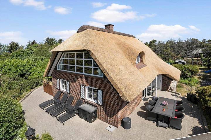 Ferieudlejning for 6 personer, med jacuzzi og have såvel som sauna og terrasse i Blåvand