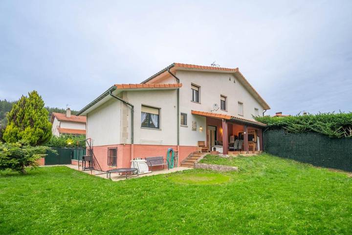 Casa rural para 8 personas, con terraza además de jacuzzi y jardín en Esteríbar