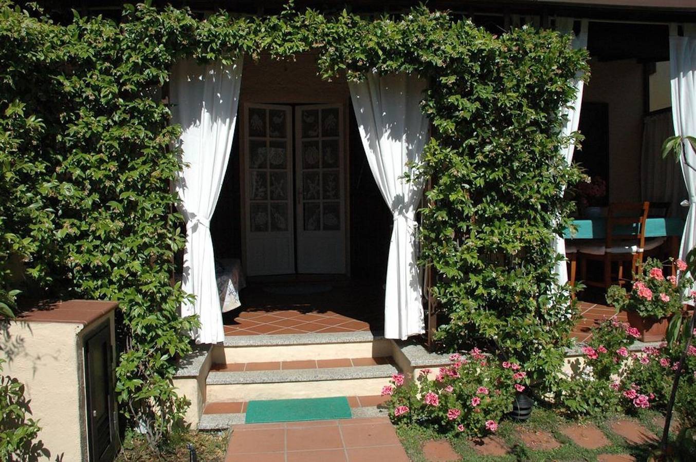 Bungalow Jasmin per Famiglie con Wi-Fi, Giardino e Terrazza; Parcheggio disponibile in San Teodoro, Olbia-Tempio