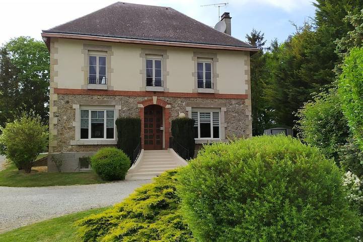 Location de vacances pour 13 personnes, avec terrasse et jacuzzi, animaux acceptés dans Leffincourt