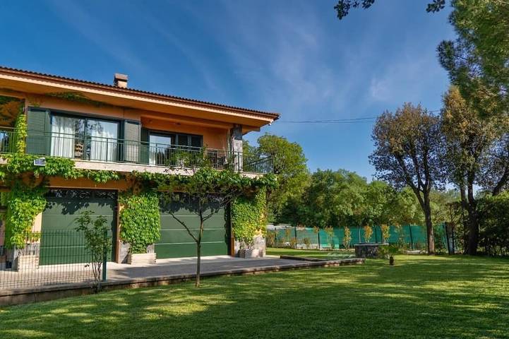 Casa rural para 9 personas, con piscina además de jardín y balcón El Gironés
