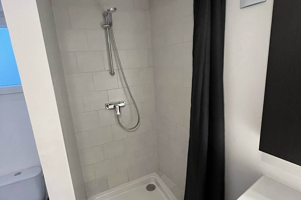 Apartamento entero, Alquiler-Clásico-Baño privado con ducha-Vista al Jardín-Chez Polo in Saint-Denis, Sena-Saint Denis