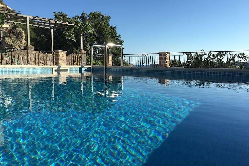 Villa offre une vue unique sur la plage de Becici et la ville médiévale de Budva. in Municipalité de Budva