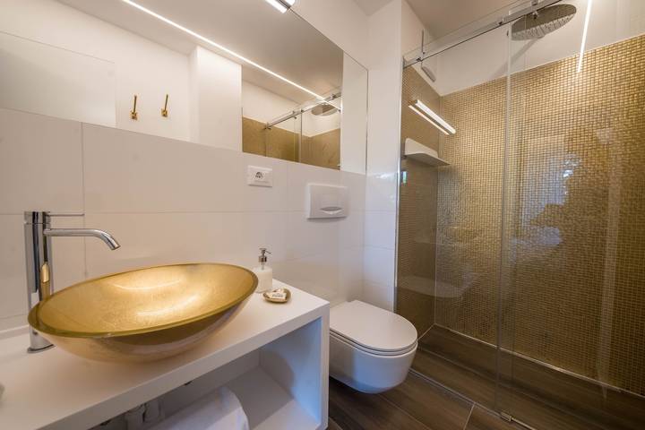 Appartamento intero, Elegante "goldfinger extraordinary Apartment" con Wi-Fi, piscina all'aperto e parcheggio in Lana di Sopra, Lana