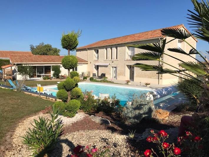 Alojamiento y desayuno para 2 personas, con terraza además de piscina y jardín - 1