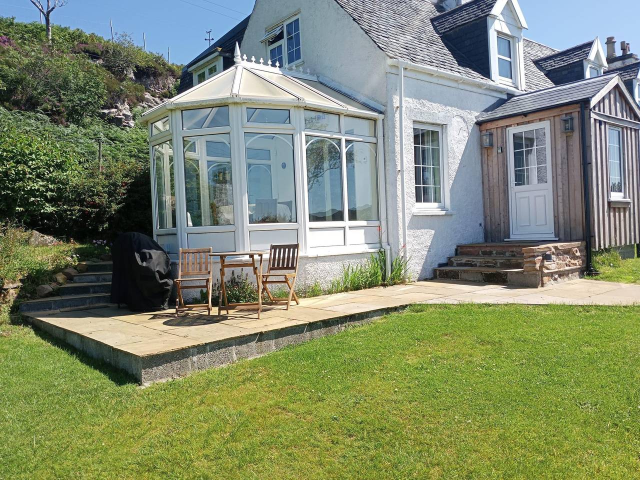 Entire holiday apartment, 2 Guests - Bbq & Patio - Sea Views in Highlands