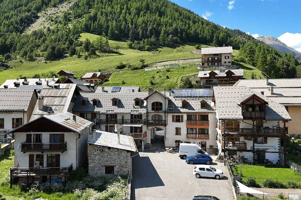 Apartamento entero, Gites Simond welcomes you to Arvieux in the heart of the Queyras Regional Park, in Arvieux, Queyras