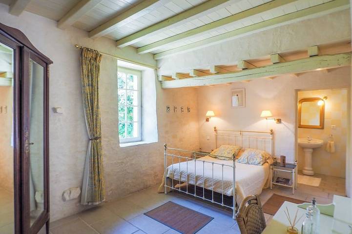 Location de vacances pour 8 personnes, avec terrasse ainsi que jardin et piscine à Saint-Laurent-de-la-Salle - 3
