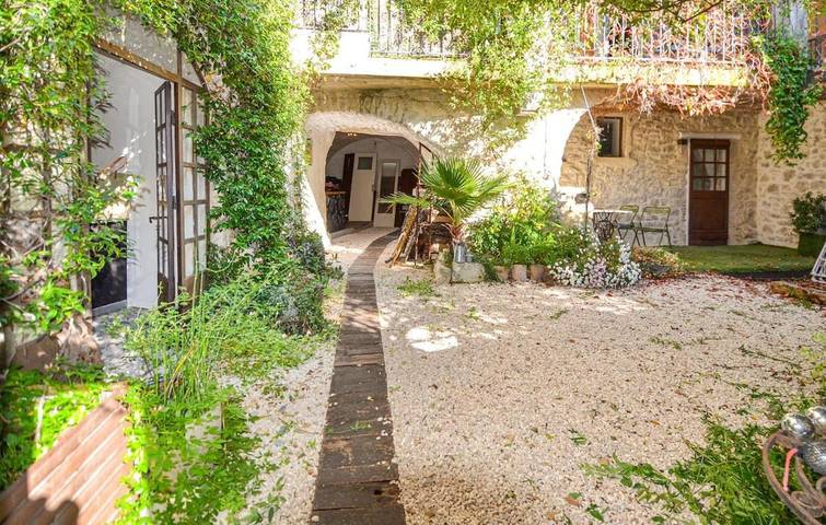 Location de vacances pour 6 personnes, avec Balcon ainsi que Terrasse et Vue à Fons-sur-Lussan