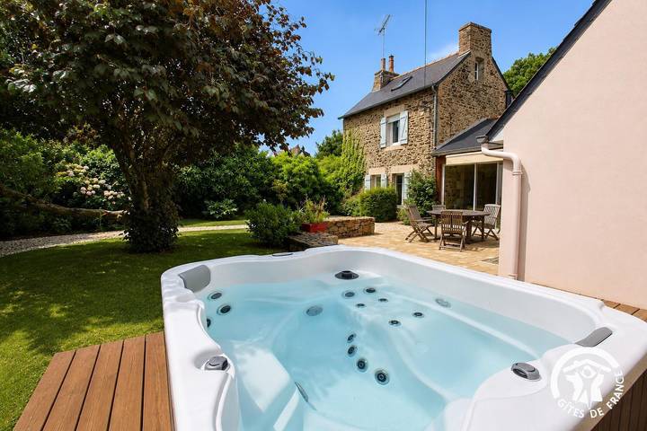 Gîte pour 4 personnes, avec Jacuzzi ainsi que Terrasse et Jardin