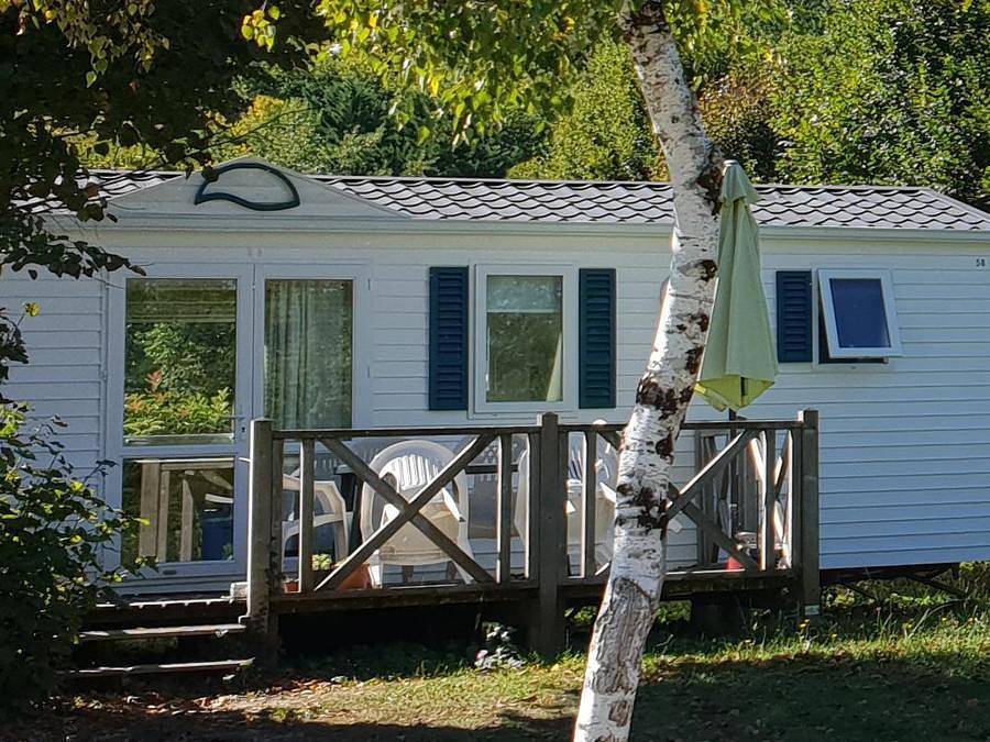 Flower Camping L'Echo du Malpas - Mobilhome 4 personas - Mobil-home Confort 27m² / 2 habitaciones (2/4pers) + Tv + Terraza cubierta (ribera) 2/4 pers in Monceaux-sur-Dordogne, Región de Tulle