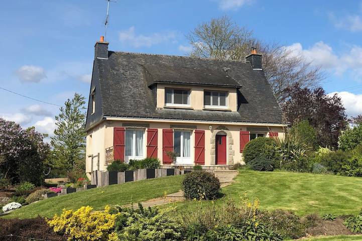 Location de vacances pour 11 personnes, avec jardin et terrasse à Ménéac