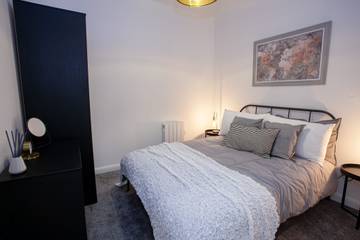 Vacation Rental for 4 Guests in Bolton, Greater Manchester, Picture 3