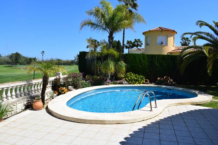 Villa für 4 Personen, mit Terrasse und Garten in Oliva