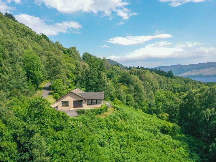 Holiday rental for 6 people, with lake view and terrace as well as garden and view in Loch Ness