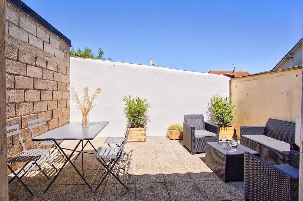 L'atypique, 150M beach terrace in Lion-sur-Mer, Caen region