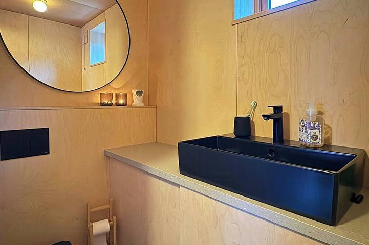 Von einem Architekten entworfene Hütte am See mit Sauna in Hole, Viken