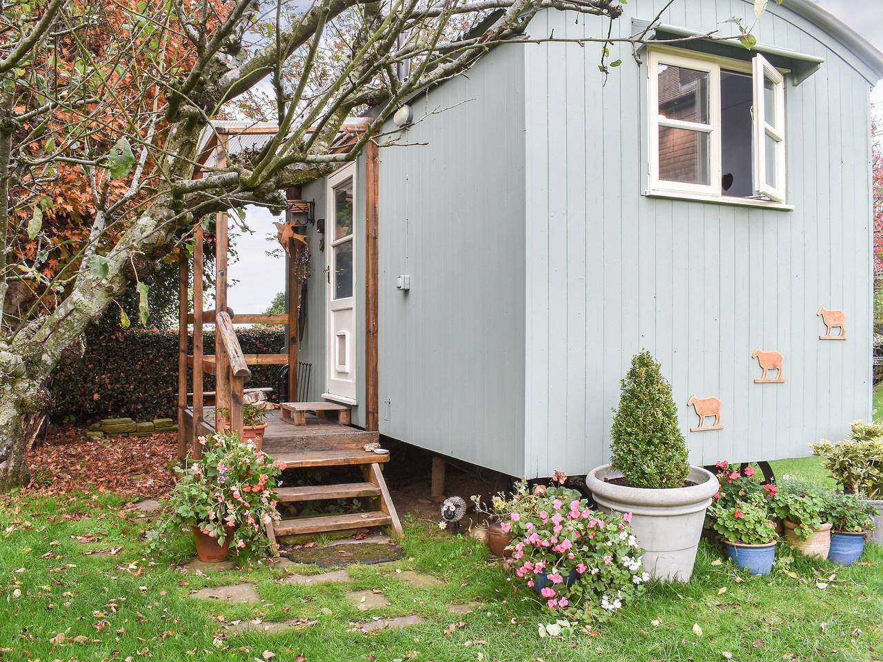 Farmhouse Garden Shepherds Hut in Frensham, Surrey