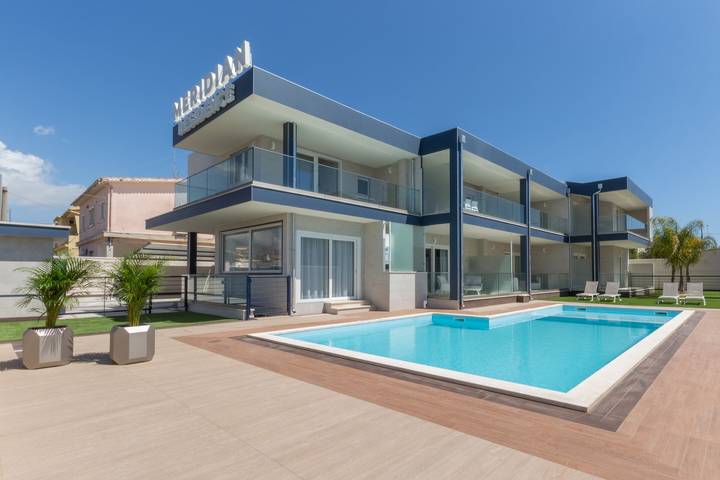Ganzes Studio, Apartment "Residence Meridian Unità 7" in Strandnähe mit Bergblick, Pool, A/C, Wlan und Balkon in Villa San Pietro, Cagliari Provinz